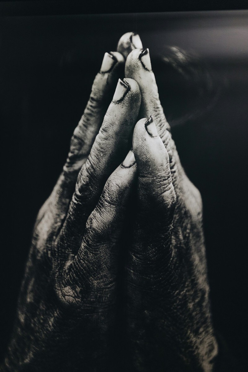 Mains jointes en signe de respect et de bienveillance