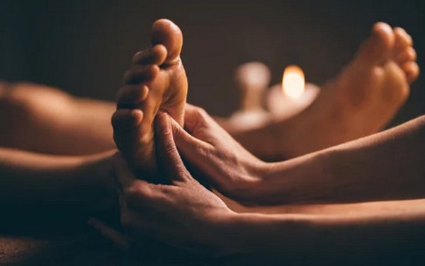 Massage des pieds dans une ambiance chaleureuse